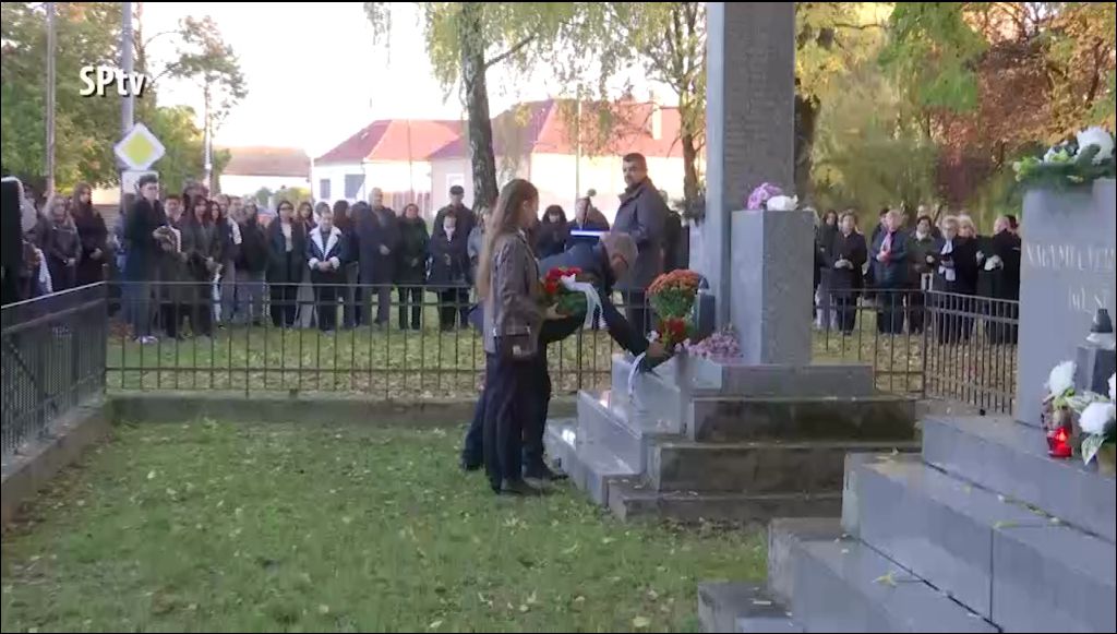 Az Első A Második Világháború Hősi Halottaira Emlékeztek